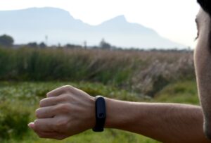 屋外でGPSランニングウォッチを確認するランナー