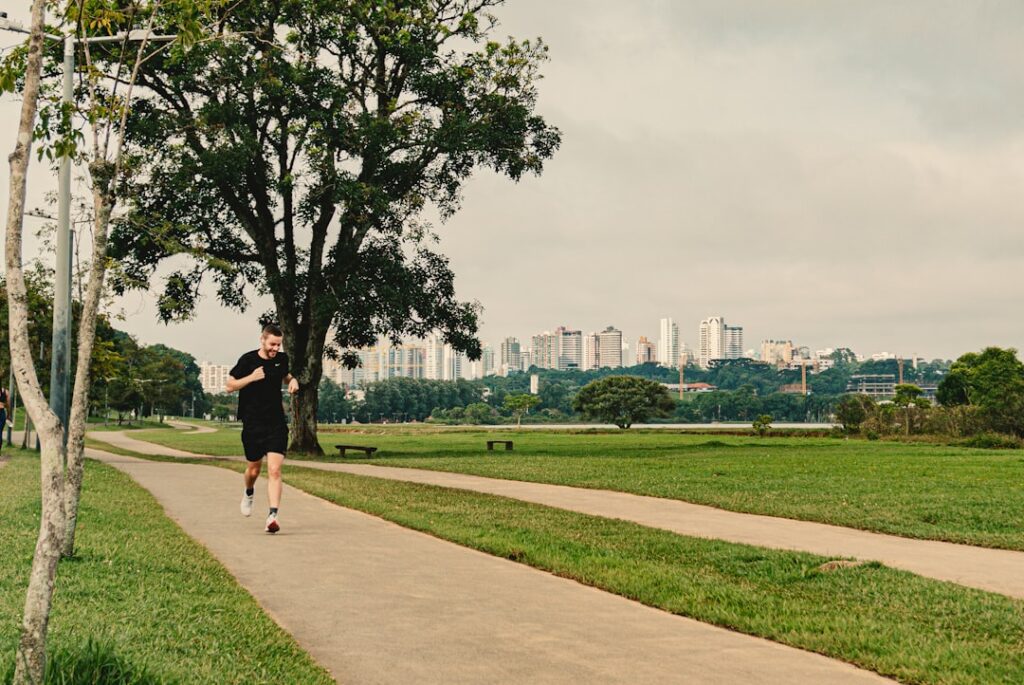 公園を走るランナーとForeAthlete 55・Forerunner 170の比較イメージ