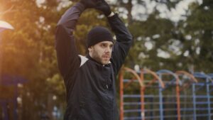 公園でランニング前に準備するランナー