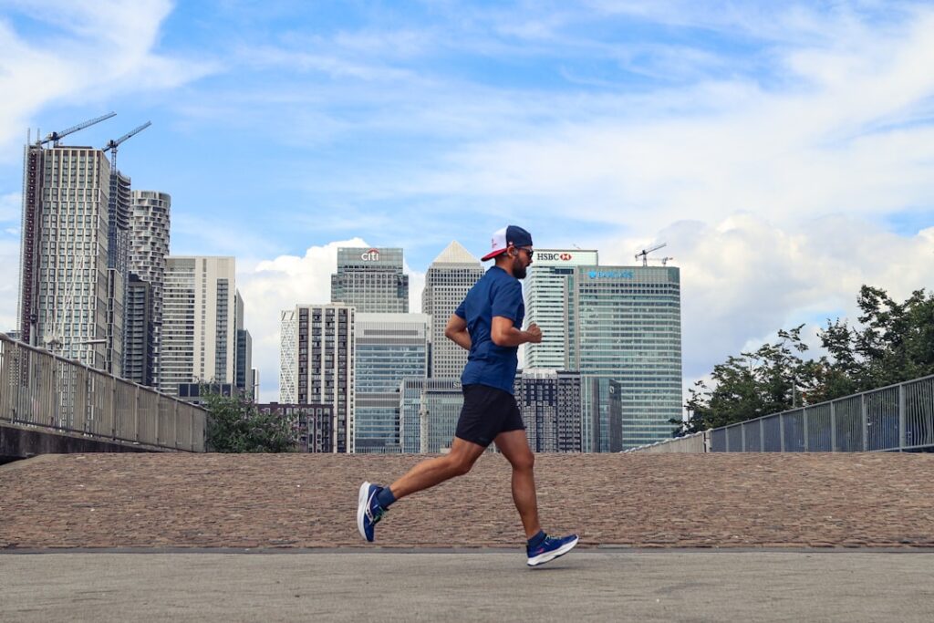 街中を走るランナーとランニングウォッチ