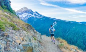 山岳コースを走るランナーとGPSランニングウォッチ