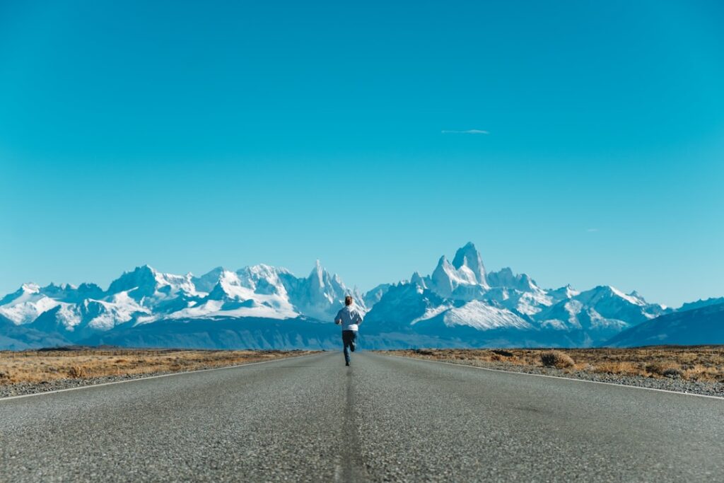 山道の道路を走る男性ランナー