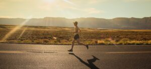 ロードを走るランナーとボメロ18・NOVABLAST 6の比較イメージ