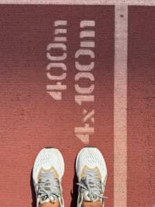 陸上トラック上のランニングシューズ