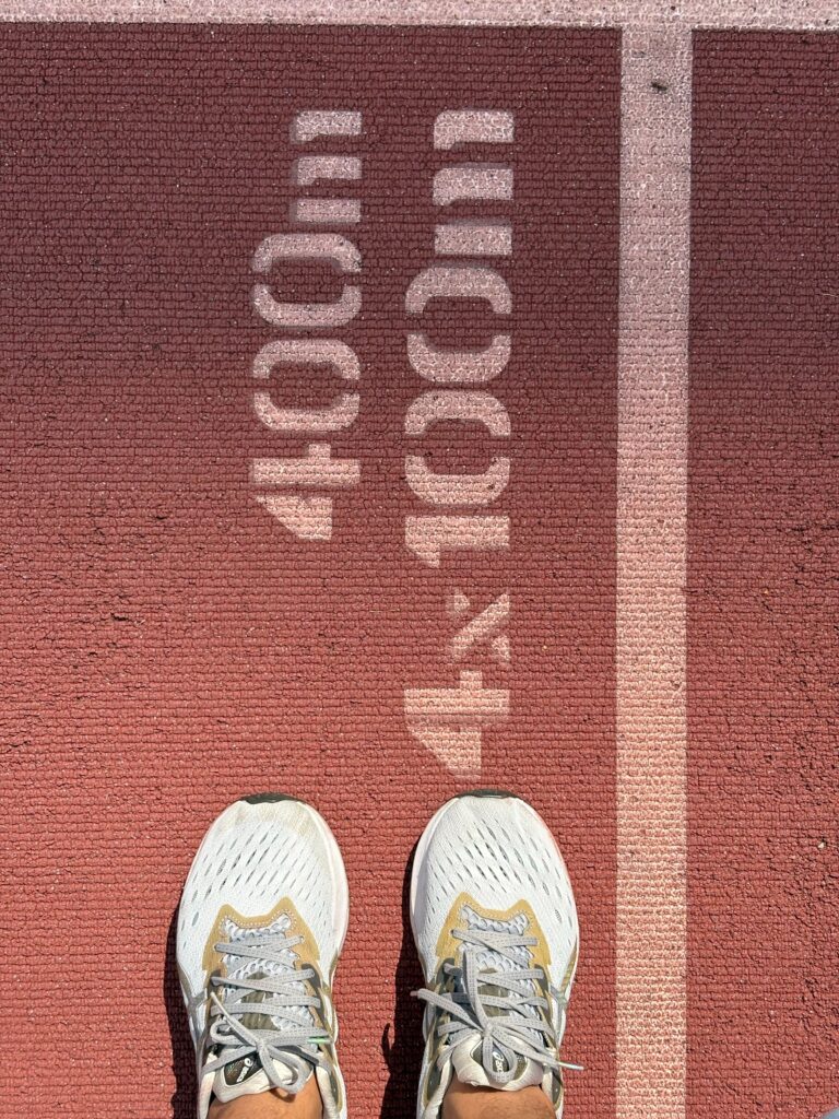 陸上トラック上のランニングシューズ